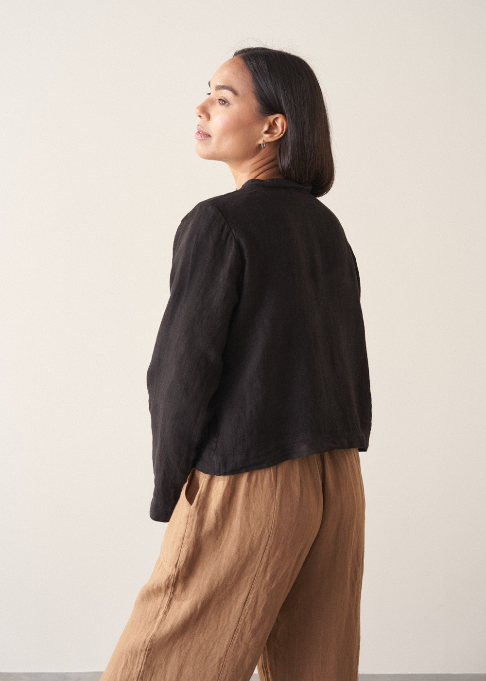 Refined Black Cropped Linen Jacket - Image 3